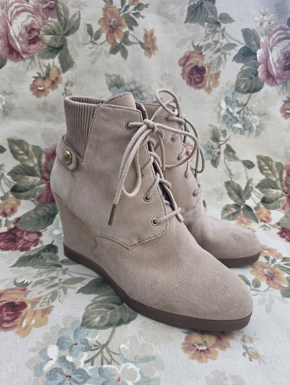 Michael Kors Carrigan Beige Suede Wedge Ankle Boots Women's size 10